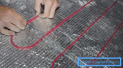 Isı yalıtım kaidesinde ısıtma kablosunun montajı Isı yalıtım kaidesinde ısıtma kablosunun montajı