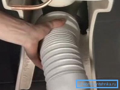 Manşonun klozet çıkışına montajı Manşonun klozet çıkışına montajı