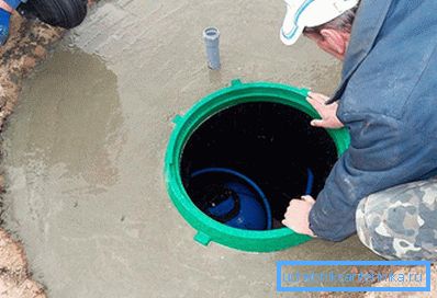 Kuyular için plastik bir kutu içinde ekipman kurulumu Kuyular için plastik bir kutu içinde ekipman kurulumu