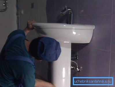 Plastik lavabo elemanlarının montajı Plastik lavabo elemanlarının montajı