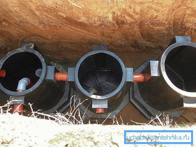 Bir fosseptik tankın montajı Bir fosseptik tankın montajı