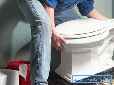 Bir klozet montajı - adamın fiziksel güç ve teknik ustalık gerektiren çalışması. Bir klozet montajı - adamın fiziksel güç ve teknik ustalık gerektiren çalışması.