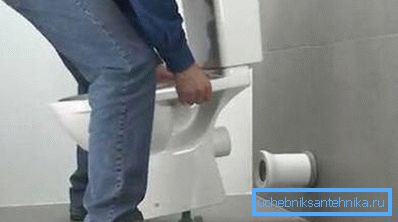 Önceden sabitlenmiş braketlere klozet montajı Önceden sabitlenmiş braketlere klozet montajı
