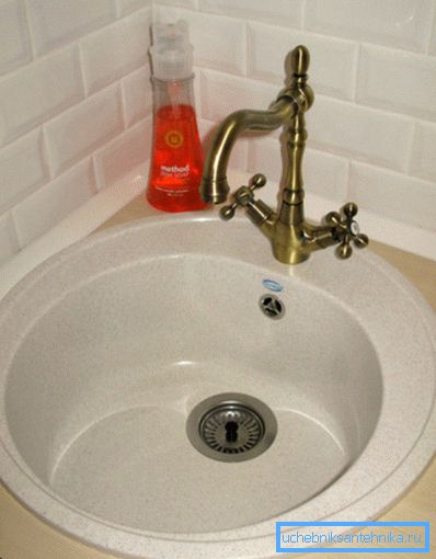 Bulaşık deterjanı günlük lavabo temizliği için mükemmeldir. Bulaşık deterjanı günlük lavabo temizliği için mükemmeldir.