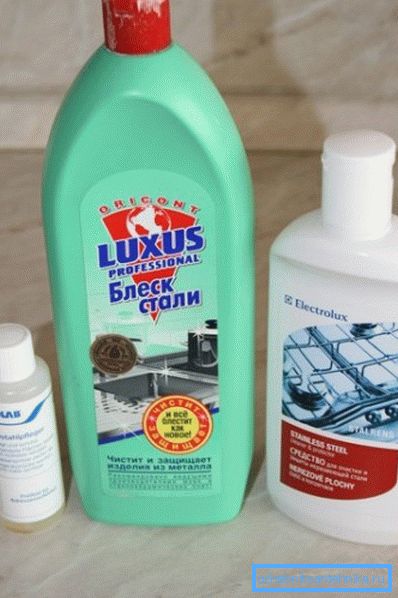 Sıvı ve jel deterjanlar, paslanmaz çelik bir lavaboyu yıkamanın en iyi yoludur.
