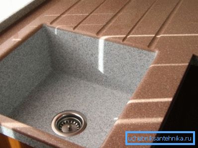 Polimerik zift ile bir kırıntıdan mermer lavabo. Polimerik zift ile bir kırıntıdan mermer lavabo.