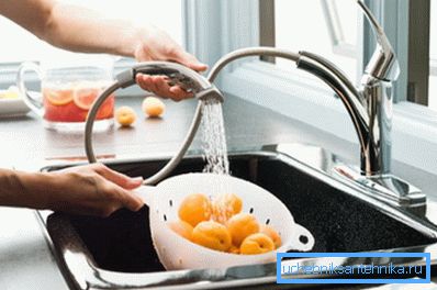 Esnek bir emzik altında meyve yıkamak Esnek bir emzik altında meyve yıkamak