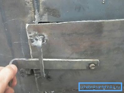 Kapı üzerinde kilitleme mandalı olmalı (resimde) Kapı üzerinde kilitleme mandalı olmalı (resimde)