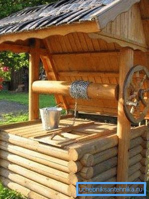 Fotoğrafta - bir gölgelik altında bir kapak ile bir kuyu