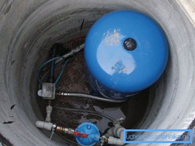 Fotoğrafta - su temini için ekipman temini kesimde bir kuyudan eve. Fotoğrafta - su temini için ekipman temini kesimde bir kuyudan eve.