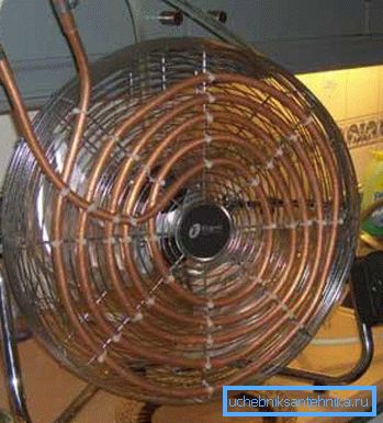 Fotoğrafta - bir fan ve bir bakır borudan ev yapımı fan coil. Fotoğrafta - bir fan ve bir bakır borudan ev yapımı fan coil.