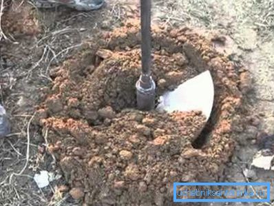 Fotoğrafta - ev yapımı bir araç ile bir banliyö bölgesinde su kuyusu sondajı Fotoğrafta - ev yapımı bir araç ile bir banliyö bölgesinde su kuyusu sondajı