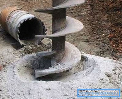 Fotoğrafta - bir serpantin ile sondaj Fotoğrafta - bir serpantin ile sondaj