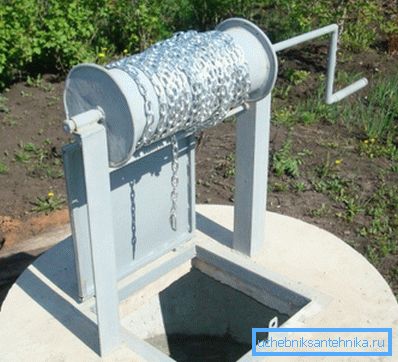 Fotoğrafta bir kare metal menteşeli kapak gösterilmektedir. Fotoğrafta bir kare metal menteşeli kapak gösterilmektedir.