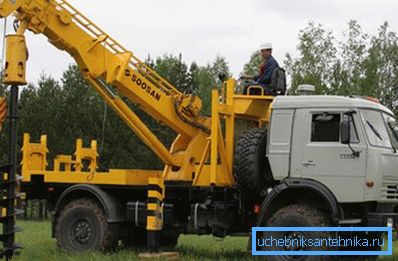 Fotoğrafta bir mobil sondaj kulesi Fotoğrafta bir mobil sondaj kulesi