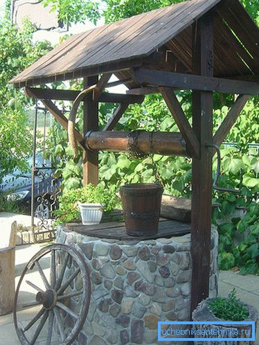 Fotoğrafta - doğal taşlarla dekorasyon.
