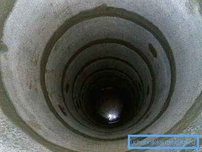 Fotoğrafta - sızdırmazlık dikişleri yapıyor Fotoğrafta - sızdırmazlık dikişleri yapıyor
