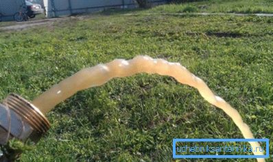 Fotoğrafta - kirli suyun kaynağını sallıyor Fotoğrafta - kirli suyun kaynağını sallıyor