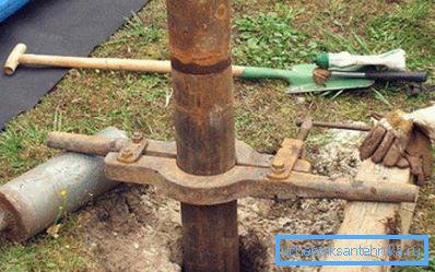 Fotoğrafta - sondaj sürecinde boruların bağlantısı Fotoğrafta - sondaj sürecinde boruların bağlantısı