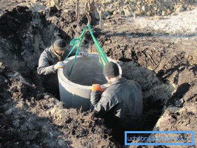 Fotoğrafta - bir beton iyi damper inşaatı Fotoğrafta - bir beton iyi damper inşaatı