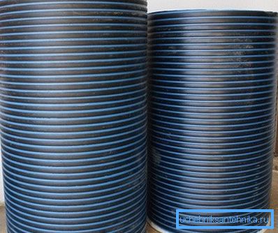 Fotoğrafta - plastikten kuyular için borular Fotoğrafta - plastikten kuyular için borular
