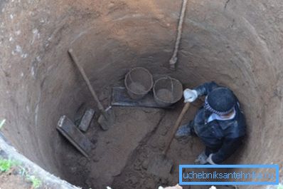 Fotoğrafta - bir ülke sitesinde kuyu derinliği Fotoğrafta - bir ülke sitesinde kuyu derinliği