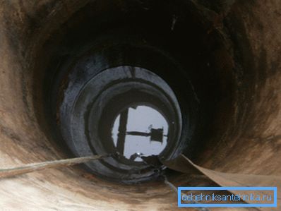 Fotoğrafta - su altı pompa ile su alma madeni Fotoğrafta - su altı pompa ile su alma madeni