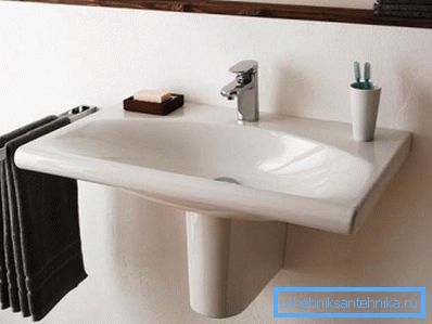 Fotoğrafta porselen bir kase var Fotoğrafta porselen bir kase var