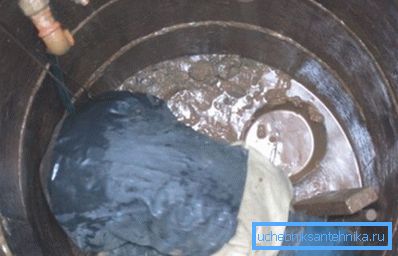 Fotoğrafta - kuyu kendi elleriyle temizliyor Fotoğrafta - kuyu kendi elleriyle temizliyor