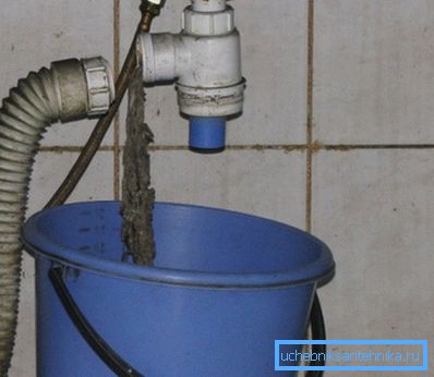 Fotoğrafta - temizlik sifonu çöplerden Fotoğrafta - temizlik sifonu çöplerden