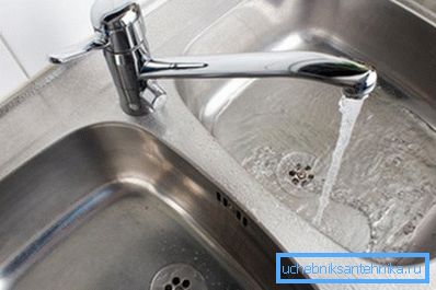 Fotoğraf iki özdeş kaseye sahip bir lavabo göstermektedir. Fotoğraf iki özdeş kaseye sahip bir lavabo göstermektedir.