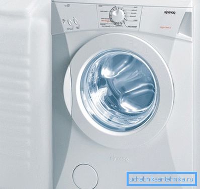 Fotoğraf, su kaynağına bağlamadan çamaşır makinesini göstermektedir.