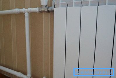 Fotoğraf, radyatöre bağlı olan boruları göstermektedir. Fotoğraf, radyatöre bağlı olan boruları göstermektedir.