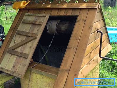 Fotoğrafta kuyu gövdesinin üst beton halkası üzerinde bir ev - inşaat basit, ama evin kuyu üzerinde çizim hala gerekli olacak Fotoğrafta kuyu gövdesinin üst beton halkası üzerinde bir ev - inşaat basit, ama evin kuyu üzerinde çizim hala gerekli olacak