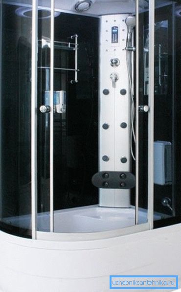 Fotoğrafta: yüksek bir karter ile 120 by 80 duş kabini, küçük bir banyo kapasitesinin altında değildir ve fonksiyon zaman içinde bunu aşmaktadır Fotoğrafta: yüksek bir karter ile 120 by 80 duş kabini, küçük bir banyo kapasitesinin altında değildir ve fonksiyon zaman içinde bunu aşmaktadır