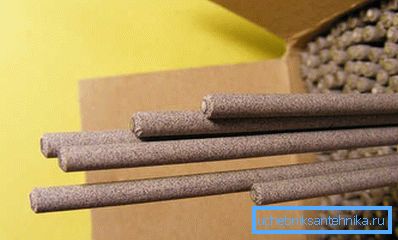 Fotoğrafta - elektro kaynak metali için gerekli elektrotlar. Fotoğrafta - elektro kaynak metali için gerekli elektrotlar.