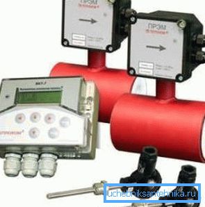 Fotoğrafta - yıkayıcılar üzerinde basınç düşüşü kaydı ile elektronik ısı ölçer.