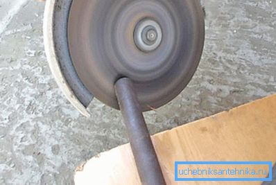 Fotoğrafta, pah, bir öğütücü kullanılarak çıkarılır. Fotoğrafta, pah, bir öğütücü kullanılarak çıkarılır.