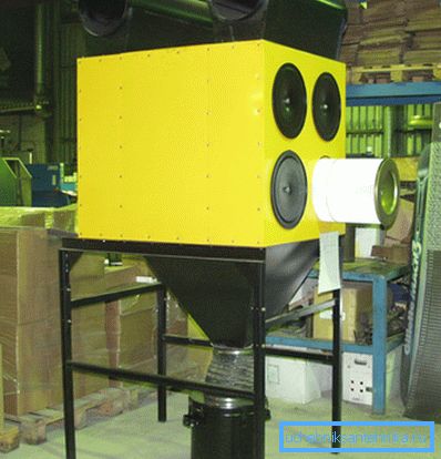 Fotoğrafta - kısmen çıkartılmış kaset içeren bir filtre. Fotoğrafta - kısmen çıkartılmış kaset içeren bir filtre.