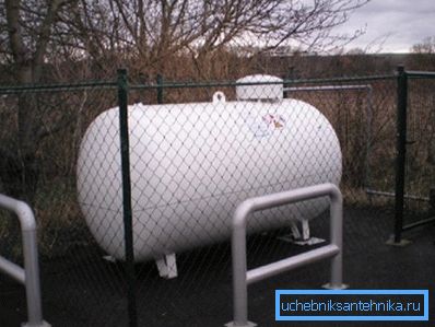 Fotoğrafta - sıvılaştırılmış gaz depolama tankı Fotoğrafta - sıvılaştırılmış gaz depolama tankı