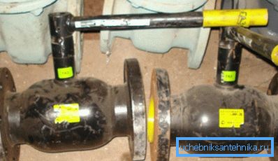 Fotoğrafta - gaz muslukları. Fotoğrafta - gaz muslukları.