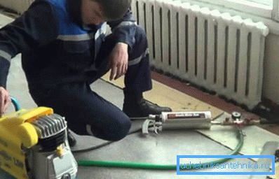Fotoğrafta - ısıtma devresinin hidropnömatik kızarması Fotoğrafta - ısıtma devresinin hidropnömatik kızarması