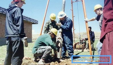 Fotoğrafta bir grup uzman kuyuları sondajla uğraştı. Fotoğrafta bir grup uzman kuyuları sondajla uğraştı.