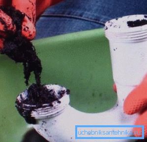 Fotoğrafta her ikinci kanalizasyon borusunda bulunan bir çamur tapa Fotoğrafta her ikinci kanalizasyon borusunda bulunan bir çamur tapa