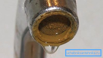 Fotoğraf, karakteristik sarı bir demir oksit çökeltisini göstermektedir. Fotoğraf, karakteristik sarı bir demir oksit çökeltisini göstermektedir.