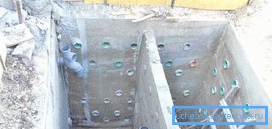 Fotoğraf, duvarların perforasyonunun nasıl olduğunu açıkça göstermektedir. Fotoğraf, duvarların perforasyonunun nasıl olduğunu açıkça göstermektedir.