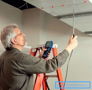 Fotoğrafta - kanaldaki hava akışının parametrelerinin ölçülmesi. Fotoğrafta - kanaldaki hava akışının parametrelerinin ölçülmesi.