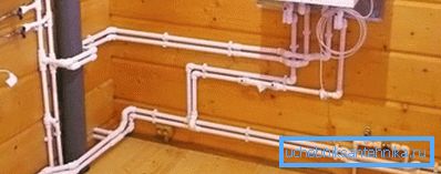 Fotoğraf, duvara asılan bir otomasyon ünitesine bağlanan boruların iç kablolarını göstermektedir. Fotoğraf, duvara asılan bir otomasyon ünitesine bağlanan boruların iç kablolarını göstermektedir.