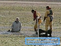 Fotoğraf, hızlıca sıkışmış bir adamın yardımına ulaşan kurtarıcıları gösteriyor. Fotoğraf, hızlıca sıkışmış bir adamın yardımına ulaşan kurtarıcıları gösteriyor.
