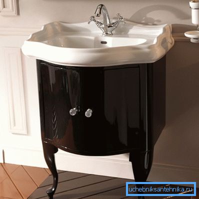 Fotoğrafta - lavabo için zarif bir dolap. Fotoğrafta - lavabo için zarif bir dolap.